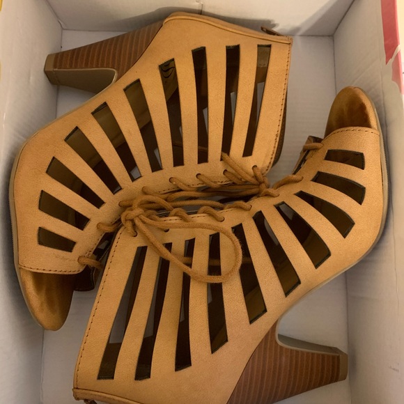 Tan lace-up wedges - Picture 2 of 5